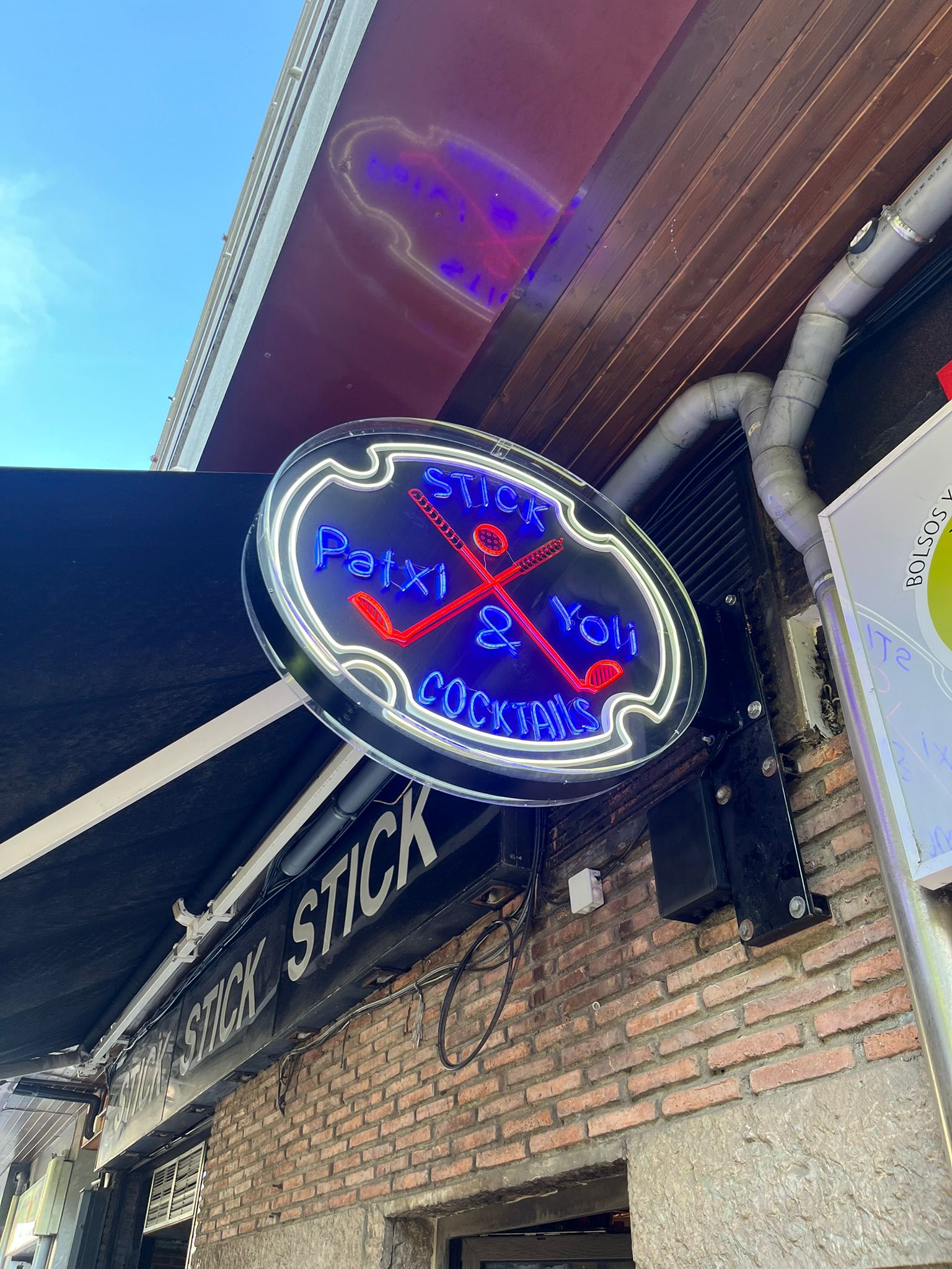 Rótulo Stick & Cocktails — neón oval instalado por Yoka Rótulos